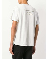 weißes bedrucktes T-Shirt mit einem Rundhalsausschnitt von Adaptation