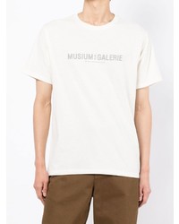 weißes bedrucktes T-Shirt mit einem Rundhalsausschnitt von Musium Div.