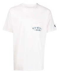 weißes bedrucktes T-Shirt mit einem Rundhalsausschnitt von Universal Works