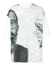 weißes bedrucktes T-Shirt mit einem Rundhalsausschnitt von Yoshiokubo