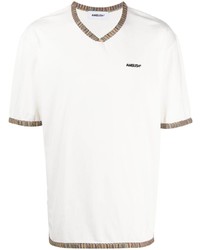 weißes bedrucktes T-Shirt mit einem V-Ausschnitt von Ambush
