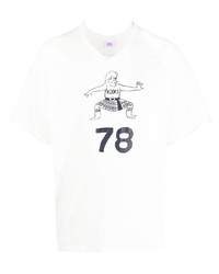 weißes bedrucktes T-Shirt mit einem V-Ausschnitt von ERL
