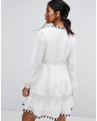 weißes besticktes Spitze schwingendes Kleid von Boohoo