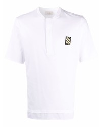 weißes besticktes T-shirt mit einer Knopfleiste