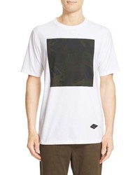 weißes Camouflage T-Shirt mit einem Rundhalsausschnitt