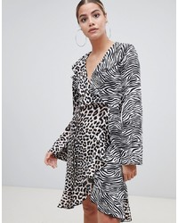weißes gerade geschnittenes Kleid mit Leopardenmuster