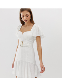 weißes gerade geschnittenes Kleid mit Rüschen von Forever New