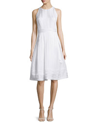 weißes horizontal gestreiftes ausgestelltes Kleid
