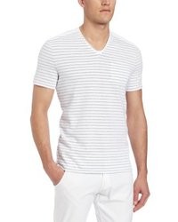 weißes horizontal gestreiftes T-Shirt mit einem V-Ausschnitt