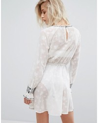 weißes Kleid mit Sternenmuster von Miss Selfridge