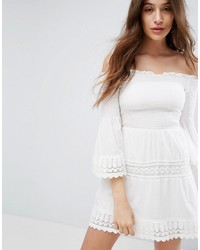 weißes schulterfreies Kleid aus Häkel