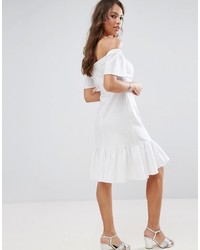 weißes schulterfreies Kleid mit Rüschen von Asos