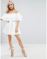 weißes schulterfreies Kleid mit Rüschen von Asos