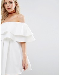 weißes schulterfreies Kleid mit Rüschen von Asos