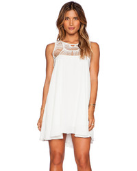weißes schwingendes Kleid mit Ausschnitten