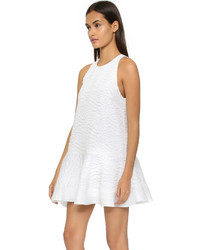 weißes schwingendes Kleid