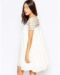 weißes schwingendes Kleid