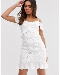weißes figurbetontes Kleid aus Spitze mit Rüschen von Love Triangle