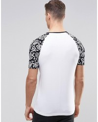 weißes T-Shirt mit einem Rundhalsausschnitt mit Blumenmuster von Asos