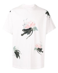 weißes T-Shirt mit einem Rundhalsausschnitt mit Blumenmuster von Fengchen Wang