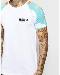 weißes T-Shirt mit einem Rundhalsausschnitt mit Blumenmuster von Hero's Heroine