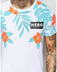 weißes T-Shirt mit einem Rundhalsausschnitt mit Blumenmuster von Hero's Heroine