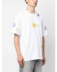 weißes T-Shirt mit einem Rundhalsausschnitt mit Blumenmuster von YOUNG POETS