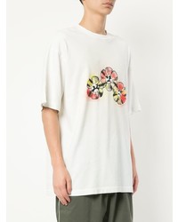 weißes T-Shirt mit einem Rundhalsausschnitt mit Blumenmuster von Liam Hodges
