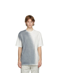 weißes T-Shirt mit einem Rundhalsausschnitt mit Farbverlauf