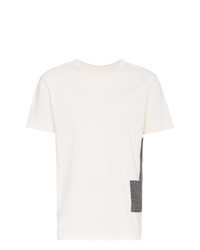 weißes T-Shirt mit einem Rundhalsausschnitt mit Flicken