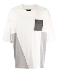 weißes T-Shirt mit einem Rundhalsausschnitt mit Flicken von A-Cold-Wall*