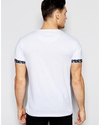 weißes T-Shirt mit einem Rundhalsausschnitt mit geometrischem Muster von Bellfield