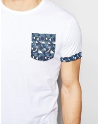 weißes T-Shirt mit einem Rundhalsausschnitt mit geometrischem Muster von Bellfield