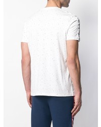 weißes T-Shirt mit einem Rundhalsausschnitt mit Sternenmuster von Alpha Industries