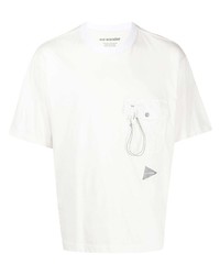weißes T-Shirt mit einem Rundhalsausschnitt von And Wander