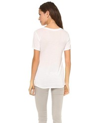 weißes T-Shirt mit einem V-Ausschnitt von AG Jeans