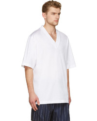 weißes T-Shirt mit einem V-Ausschnitt