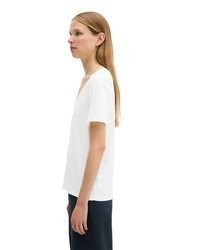 weißes T-Shirt mit einem V-Ausschnitt von Marc O'Polo