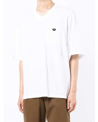 weißes T-Shirt mit einem V-Ausschnitt von UNDERCOVE