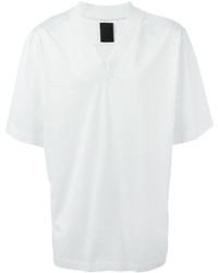 weißes T-Shirt mit einem V-Ausschnitt
