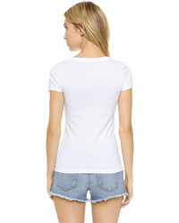 weißes T-Shirt mit einem V-Ausschnitt von Velvet