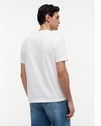 weißes T-Shirt mit einem V-Ausschnitt von Tommy Hilfiger