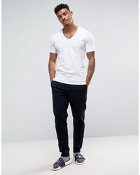 weißes T-Shirt mit einem V-Ausschnitt von Calvin Klein