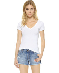 weißes T-Shirt mit einem V-Ausschnitt von Velvet