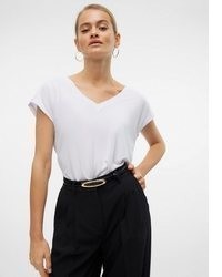 weißes T-Shirt mit einem V-Ausschnitt von Vero Moda