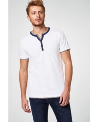 weißes T-shirt mit einer Knopfleiste von Esprit