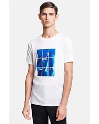 weißes und blaues bedrucktes T-Shirt mit einem Rundhalsausschnitt