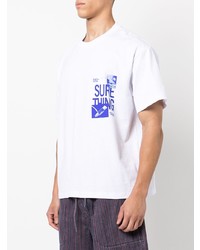weißes und blaues bedrucktes T-Shirt mit einem Rundhalsausschnitt von Students