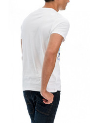 weißes und blaues bedrucktes T-Shirt mit einem Rundhalsausschnitt
