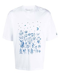 weißes und blaues besticktes T-Shirt mit einem Rundhalsausschnitt